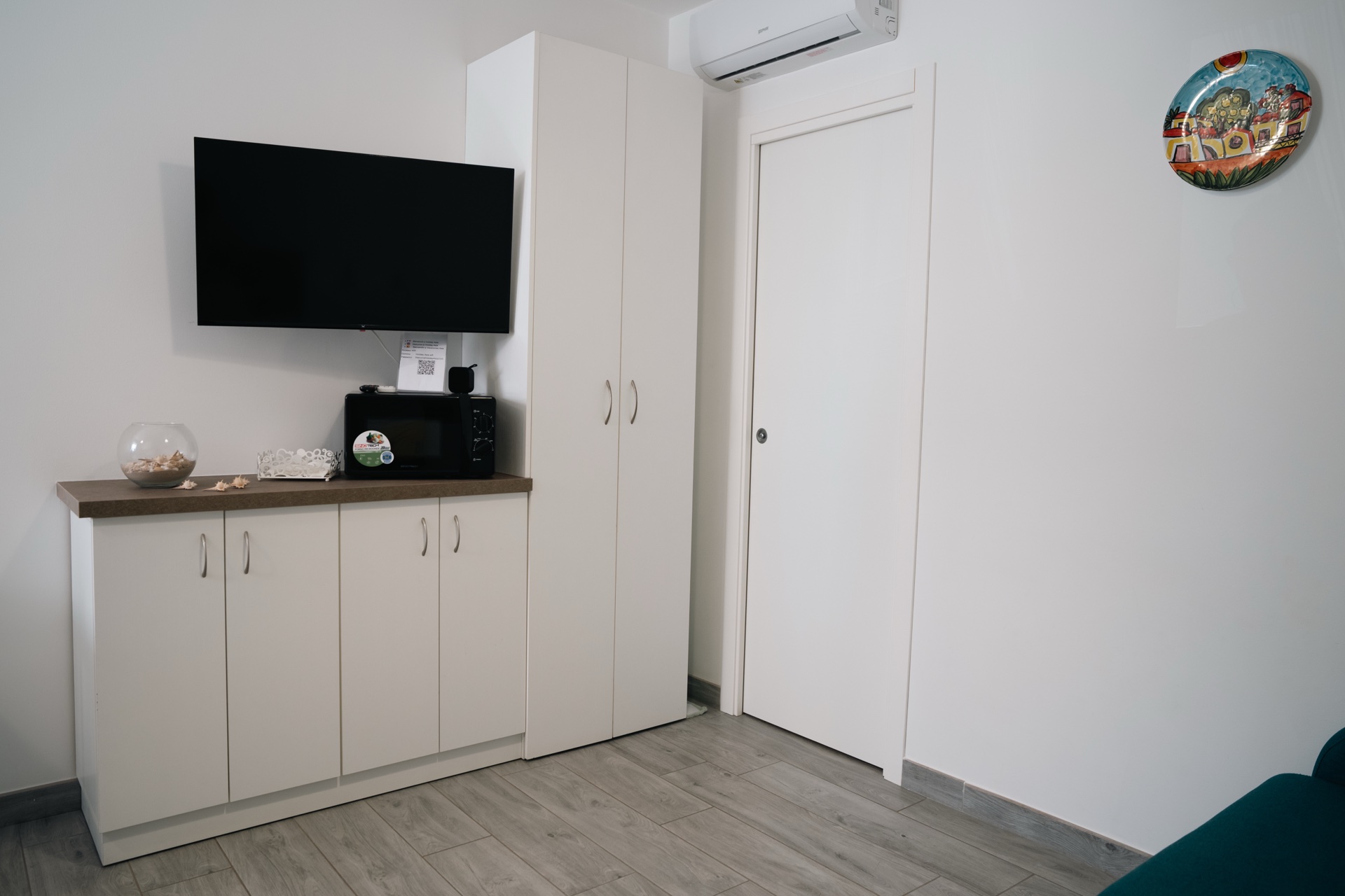 Casa Sofia, TV, microonde e armadio bianco