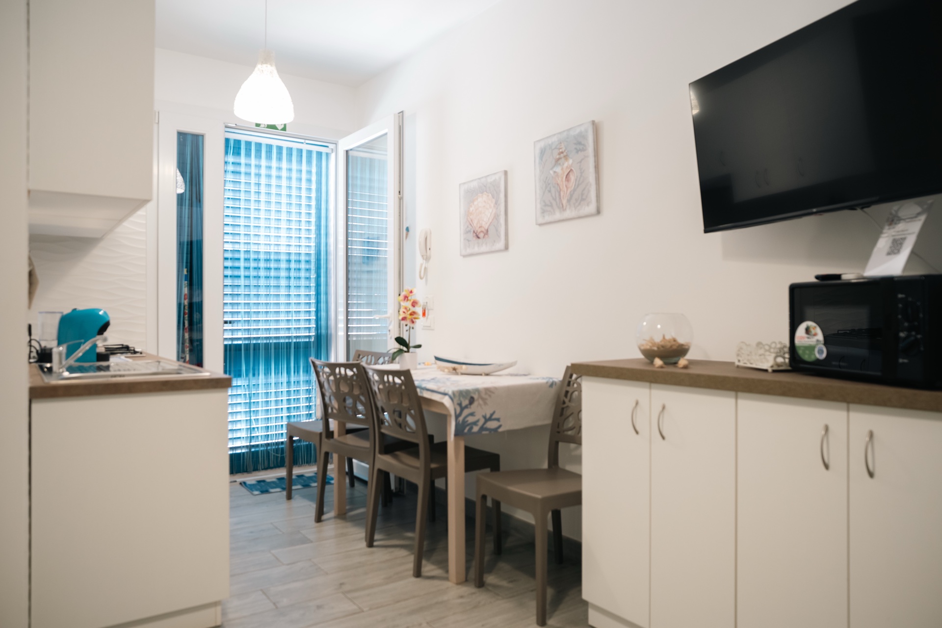 Casa Sofia, sala da pranzo con TV e angolo cucina