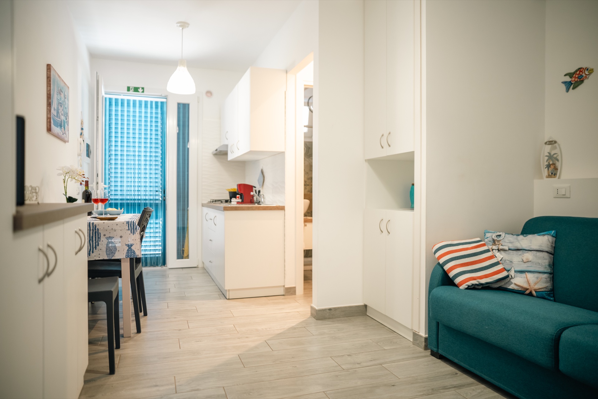 Casa Asia, vista interna verso cucina e ingresso