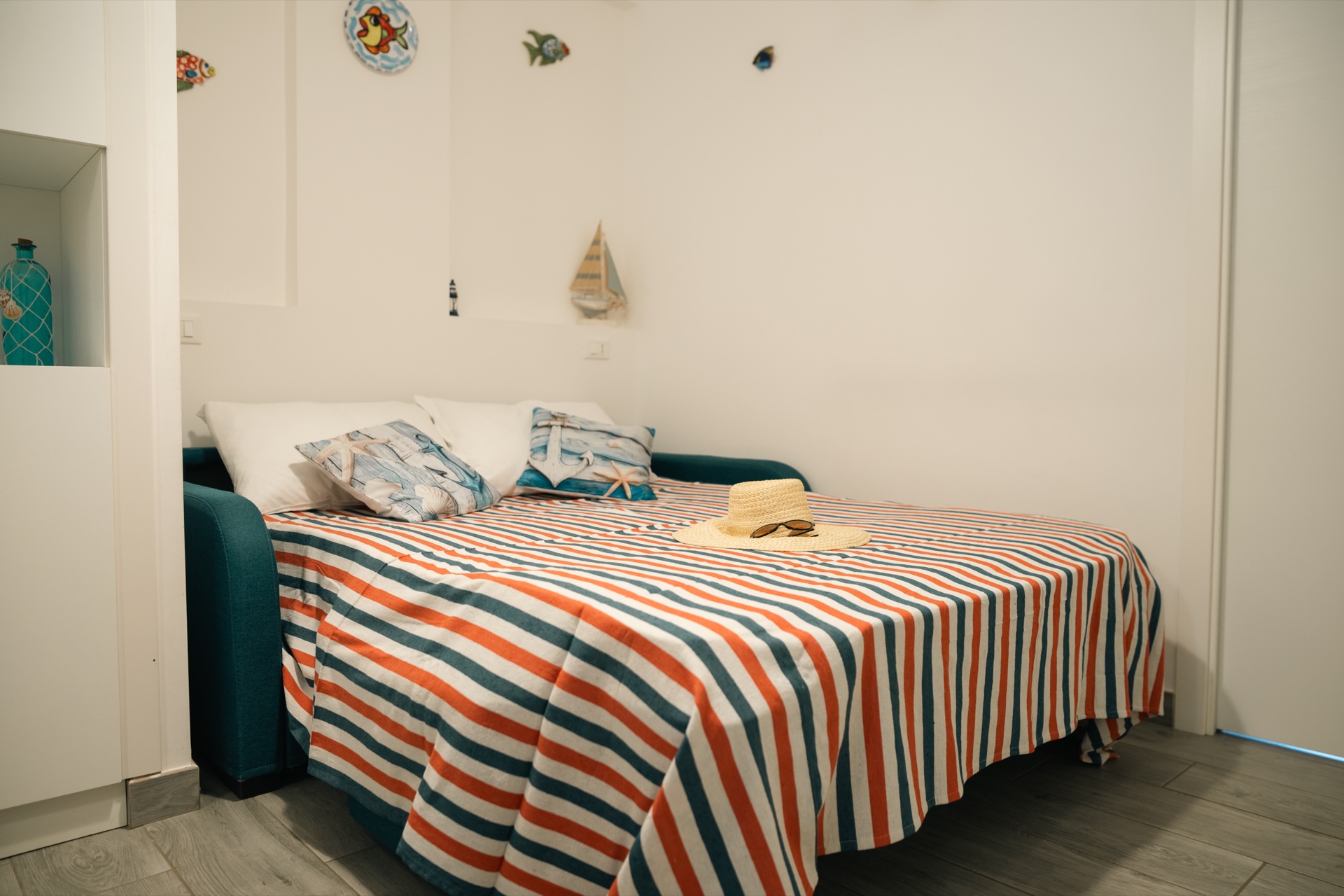 Casa Asia, divano letto matrimoniale con dettagli marini