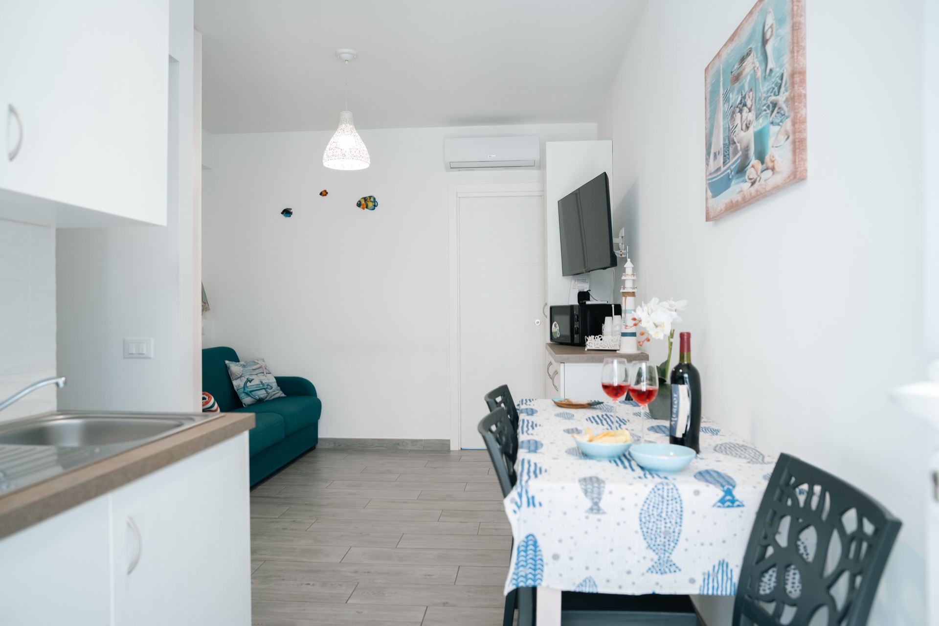 Casa Asia, zona giorno con tavolo e cucina