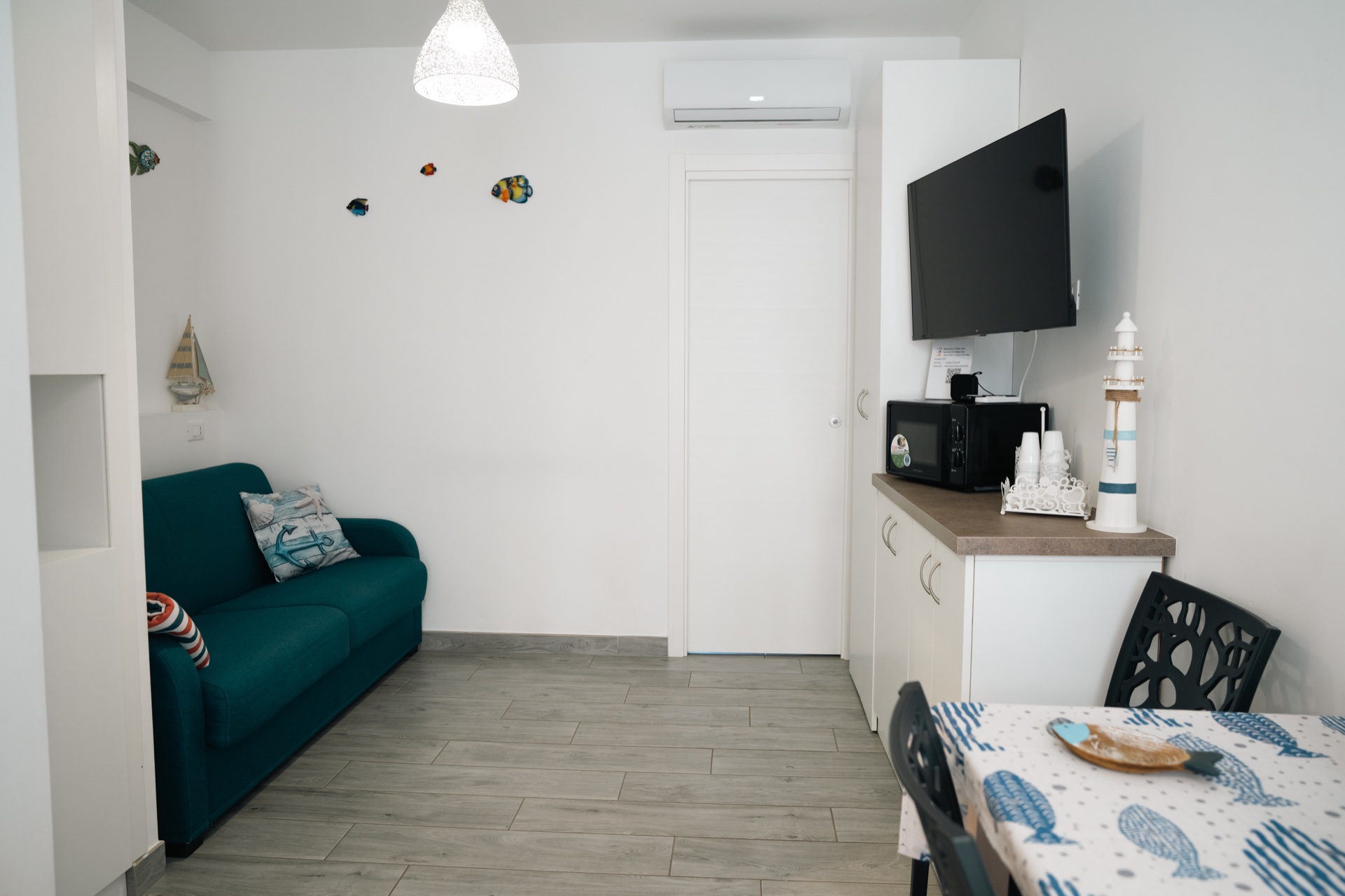 Casa Asia, soggiorno con divano e mobile tv