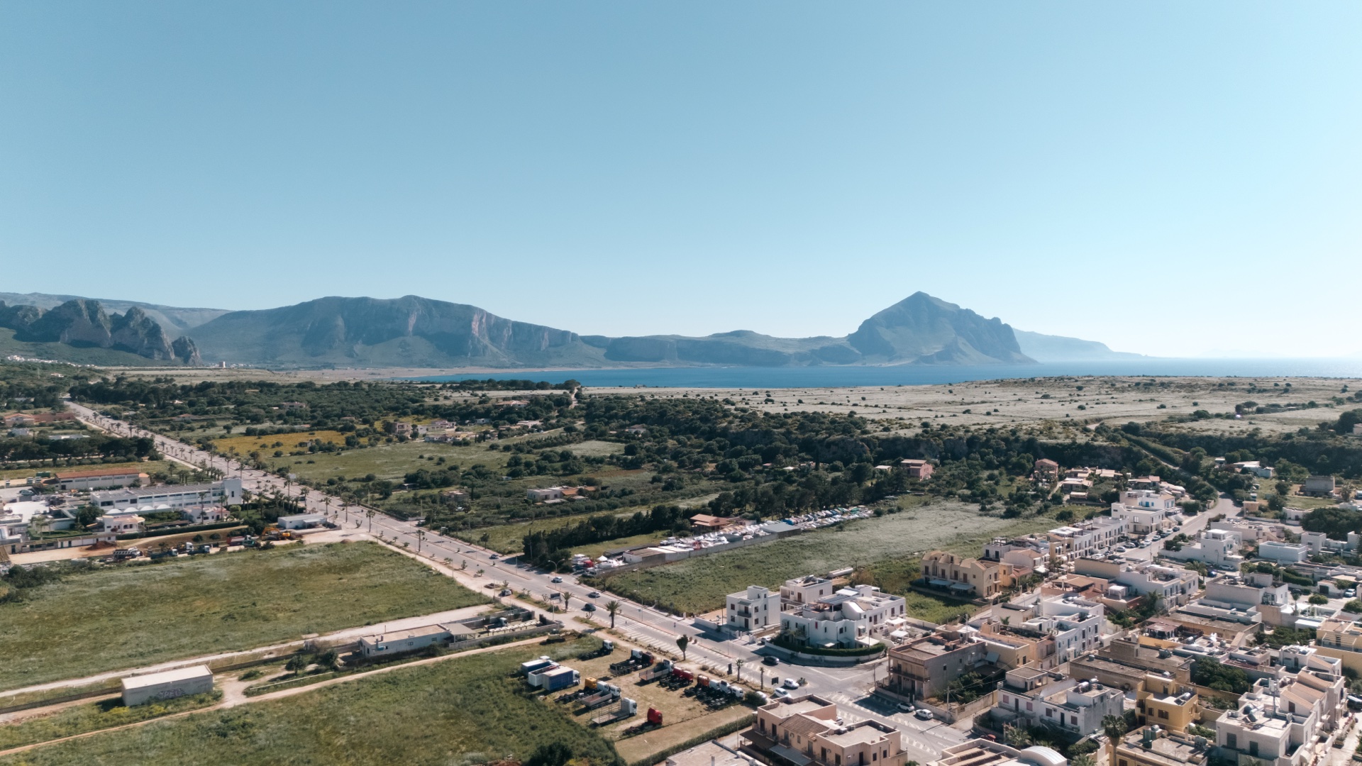Vista aerea panoramica di San Vito Lo Capo con il golfo, il Monte Cofano e la costa