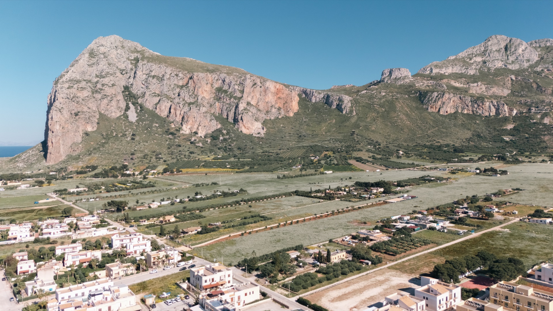 Vista aerea del Monte Monaco con la campagna e le case di San Vito Lo Capo ai suoi piedi